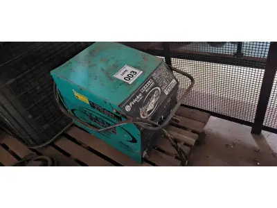 LOTE 003 - 01 MÁQUINA DE SOLDA ELÉTRICA SUPER 300 MV TURBO TRIFÁSICA. (NO ESTADO) ATENÇÃO! FAZER A VISITAÇÃO ANTES DE ARREMATAR, NÃO SABEMOS SE FUNCIONA, LEILÃO NÃO TEM GARANTIA E NEM DEVOLUÇÃO, SUJEITO A POSSÍVEIS AVARIAS VISÍVEIS/OCULTAS E/OU AUSÊNCIA DE COMPONENTES.