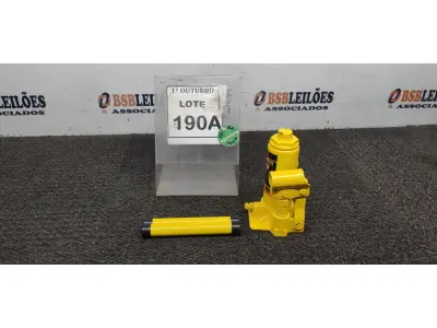 LOTE 190 - 01 MACACO HIDRÁULICO 2T MANUAL TIPO GARRAFA PORTÁTIL. (NO ESTADO) ATENÇÃO! FAZER A VISITAÇÃO ANTES DE ARREMATAR, NÃO SABEMOS SE FUNCIONA, LEILÃO NÃO TEM GARANTIA E NEM DEVOLUÇÃO, SUJEITO A POSSÍVEIS AVARIAS VISÍVEIS/OCULTAS E/OU AUSÊNCIA DE COMPONENTES.