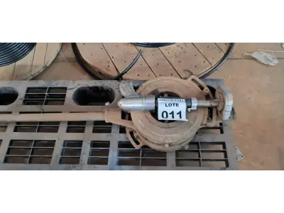 LOTE 011 - 01 ROSQUEADEIRA MANUAL E 01 FINCAPINO. (NO ESTADO) ATENÇÃO! FAZER A VISITAÇÃO ANTES DE ARREMATAR, NÃO SABEMOS SE FUNCIONA, LEILÃO NÃO TEM GARANTIA E NEM DEVOLUÇÃO, SUJEITO A POSSÍVEIS AVARIAS VISÍVEIS/OCULTAS E/OU AUSÊNCIA DE COMPONENTES.