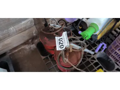 LOTE 020 - 02 GRAXEIRAS MANUAIS. (NO ESTADO) ATENÇÃO! FAZER A VISITAÇÃO ANTES DE ARREMATAR, NÃO SABEMOS SE FUNCIONA, LEILÃO NÃO TEM GARANTIA E NEM DEVOLUÇÃO, SUJEITO A POSSÍVEIS AVARIAS VISÍVEIS/OCULTAS E/OU AUSÊNCIA DE COMPONENTES.