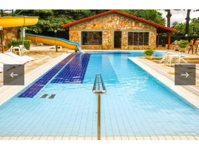 LOTE 001 - 01 APARTAMENTO DUPLEX EM CALDAS NOVAS-GO, MATRÍCULA Nº 62.149, NÚMERO DA UNIDADE Nº1001 BLOCO "B", EDIFÍCIO BELLA ROMA CONTENDO NO PAVIMENTO INFERIOR: HALL, SALA DE ESTAR/JANTAR COM VARANDA, 01 QUARTO, 01 BANHEIRO, ESCADA DE ACESSO AO PAVIMENTO SUPERIOR, COZINHA, ÁREA DE SERVIÇO; E NO PAVIMENTO SUPERIOR: SALA DE ESTAR, UMA SUÍTE, BANHEIRO, CHURRASQUEIRA, DUCHA E PISCINA COM DECH; COM A ÁREA TOTAL DE 313,989322M², SENDO DE 117,28M² DE ÁREA PRIVATIVA, E 196,709322M² DE ÁREA COMUM E FRAÇÃO IDEAL DE 154,8383M² OU 1,075266% DO TERRENO DENOMINADO GLÉBA B, DO CONGLOMERADO IMPÉRIO ROMANO RESIDENCE, SITUADO A AVENIDA MARTINHO PALMERSTON, LUGAR DENOMINADO CHÁCARA ROMA, NESTA CIDADE, COM A ÁREA DE 14.400,00M². (NO ESTADO)