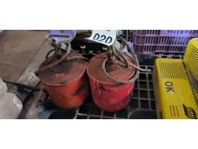 LOTE 020 - 02 GRAXEIRAS MANUAIS. (NO ESTADO) ATENÇÃO! FAZER A VISITAÇÃO ANTES DE ARREMATAR, NÃO SABEMOS SE FUNCIONA, LEILÃO NÃO TEM GARANTIA E NEM DEVOLUÇÃO, SUJEITO A POSSÍVEIS AVARIAS VISÍVEIS/OCULTAS E/OU AUSÊNCIA DE COMPONENTES.