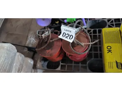 LOTE 020 - 02 GRAXEIRAS MANUAIS. (NO ESTADO) ATENÇÃO! FAZER A VISITAÇÃO ANTES DE ARREMATAR, NÃO SABEMOS SE FUNCIONA, LEILÃO NÃO TEM GARANTIA E NEM DEVOLUÇÃO, SUJEITO A POSSÍVEIS AVARIAS VISÍVEIS/OCULTAS E/OU AUSÊNCIA DE COMPONENTES.