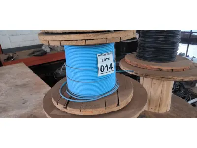 LOTE 014 - 01 CARRETEL EM MADEIRA COM FIO CORDEIRO 1X6MM CORTOX - FLEX NA COR AZUL. (NO ESTADO) ATENÇÃO! FAZER A VISITAÇÃO ANTES DE ARREMATAR, NÃO SABEMOS SE FUNCIONA, LEILÃO NÃO TEM GARANTIA E NEM DEVOLUÇÃO, SUJEITO A POSSÍVEIS AVARIAS VISÍVEIS/OCULTAS E/OU AUSÊNCIA DE COMPONENTES.