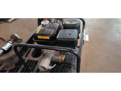 LOTE 010 - 01 MOTOR A GASOLINA VIPART 5.5HP PARA VIBRATÓRIA SEM MANGOTE. (NO ESTADO) ATENÇÃO! FAZER A VISITAÇÃO ANTES DE ARREMATAR, NÃO SABEMOS SE FUNCIONA, LEILÃO NÃO TEM GARANTIA E NEM DEVOLUÇÃO, SUJEITO A POSSÍVEIS AVARIAS VISÍVEIS/OCULTAS E/OU AUSÊNCIA DE COMPONENTES.