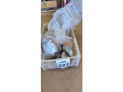 LOTE 227 - 01 LOTE COM PORCAS,ARRUELAS E LUVAS PARA ELETRODUTOS. (CAIXA ORGANIZADORA NAO INCLUSA) (NO ESTADO) ATENÇÃO! FAZER A VISITAÇÃO ANTES DE ARREMATAR, NÃO SABEMOS SE FUNCIONA, LEILÃO NÃO TEM GARANTIA E NEM DEVOLUÇÃO, SUJEITO A POSSÍVEIS AVARIAS VISÍVEIS/OCULTAS E/OU AUSÊNCIA DE COMPONENTES.