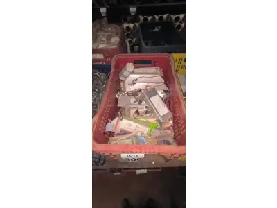 LOTE 300 - 01 LOTE COM REATORES ELETRÔNICOS AFC 2X32 E LUMINÁRIAS DIVERSAS. (CAIXA ORGANIZADORA NAO INCLUSA) (NO ESTADO) ATENÇÃO! FAZER A VISITAÇÃO ANTES DE ARREMATAR, NÃO SABEMOS SE FUNCIONA, LEILÃO NÃO TEM GARANTIA E NEM DEVOLUÇÃO, SUJEITO A POSSÍVEIS AVARIAS VISÍVEIS/OCULTAS E/OU AUSÊNCIA DE COMPONENTES.