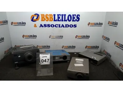 LOTE 047 - 04 PROJETORES DE MARCAS E MODELOS DIVERSOS. (NO ESTADO) ATENÇÃO! FAZER A VISITAÇÃO ANTES DE ARREMATAR, NÃO SABEMOS SE FUNCIONA, LEILÃO NÃO TEM GARANTIA E NEM DEVOLUÇÃO, SUJEITO A POSSÍVEIS AVARIAS VISÍVEIS/OCULTAS E/OU AUSÊNCIA DE COMPONENTES.