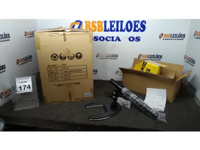 LOTE 174 - 01 CAIXA COM 06 SUPORTES PARA MONITORES MARCA DATEN. (NO ESTADO) ATENÇÃO! FAZER A VISITAÇÃO ANTES DE ARREMATAR, NÃO SABEMOS SE FUNCIONA, LEILÃO NÃO TEM GARANTIA E NEM DEVOLUÇÃO, SUJEITO A POSSÍVEIS AVARIAS VISÍVEIS/OCULTAS E/OU AUSÊNCIA DE COMPONENTES.