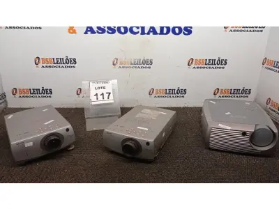 LOTE 117 - 03 PROJETORES MARCAS INFOCUS E SANYO. (NO ESTADO) ATENÇÃO! FAZER A VISITAÇÃO ANTES DE ARREMATAR, NÃO SABEMOS SE FUNCIONA, LEILÃO NÃO TEM GARANTIA E NEM DEVOLUÇÃO, SUJEITO A POSSÍVEIS AVARIAS VISÍVEIS/OCULTAS E/OU AUSÊNCIA DE COMPONENTES.
