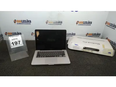 LOTE 197 - 01 MACBOOK PRO APPLE. (NO ESTADO) ATENÇÃO! FAZER A VISITAÇÃO ANTES DE ARREMATAR, NÃO SABEMOS SE FUNCIONA, LEILÃO NÃO TEM GARANTIA E NEM DEVOLUÇÃO, SUJEITO A POSSÍVEIS AVARIAS VISÍVEIS/OCULTAS E/OU AUSÊNCIA DE COMPONENTES.