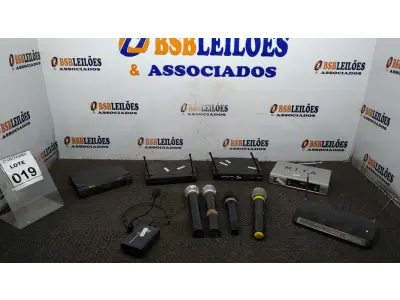 LOTE 019 - 03 MICROFONES E 05 RECEPTORES DE MARCAS E MODELOS DIVERSOS. (NO ESTADO) ATENÇÃO! FAZER A VISITAÇÃO ANTES DE ARREMATAR, NÃO SABEMOS SE FUNCIONA, LEILÃO NÃO TEM GARANTIA E NEM DEVOLUÇÃO, SUJEITO A POSSÍVEIS AVARIAS VISÍVEIS/OCULTAS E/OU AUSÊNCIA DE COMPONENTES.