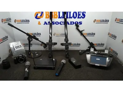 LOTE 053 - 01 MULTIMÍDIA AUTOMOTIVA, 01 CÂMERA FOTOGRÁFICA MODELO D3000 MARCA NIKON, 02 SUPORTES PARA MICROFONE INCOMPLETOS, 02 BASES DE SUPORTE, 02 MICROFONES E 01 RECEPTOR. (NO ESTADO) ATENÇÃO! FAZER A VISITAÇÃO ANTES DE ARREMATAR, NÃO SABEMOS SE FUNCIONA, LEILÃO NÃO TEM GARANTIA E NEM DEVOLUÇÃO, SUJEITO A POSSÍVEIS AVARIAS VISÍVEIS/OCULTAS E/OU AUSÊNCIA DE COMPONENTES.