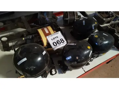 LOTE 068 - 04 MOTORES DE GELADEIRA, 01 MOTOR DE MÁQUINA DE LAVAR, 01 TRANSFORMADOR E 01 PEÇA DE FERRO. (NO ESTADO) ATENÇÃO! FAZER A VISITAÇÃO ANTES DE ARREMATAR, NÃO SABEMOS SE FUNCIONA, LEILÃO NÃO TEM GARANTIA E NEM DEVOLUÇÃO, SUJEITO A POSSÍVEIS AVARIAS VISÍVEIS/OCULTAS E/OU AUSÊNCIA DE COMPONENTES.