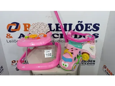 LOTE 102 - 01 ANDADOR DE CRIANÇA, 01 CARRINHO DE EMPURRAR E 01 CARRINHO DE BRINQUEDO. (NO ESTADO) ATENÇÃO! FAZER A VISITAÇÃO ANTES DE ARREMATAR, NÃO SABEMOS SE FUNCIONA, LEILÃO NÃO TEM GARANTIA E NEM DEVOLUÇÃO, SUJEITO A POSSÍVEIS AVARIAS VISÍVEIS/OCULTAS E/OU AUSÊNCIA DE COMPONENTES.