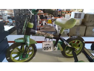 LOTE 051 - 01 BICICLETA INFANTIL. (NO ESTADO) ATENÇÃO! FAZER A VISITAÇÃO ANTES DE ARREMATAR, NÃO SABEMOS SE FUNCIONA, LEILÃO NÃO TEM GARANTIA E NEM DEVOLUÇÃO, SUJEITO A POSSÍVEIS AVARIAS VISÍVEIS/OCULTAS E/OU AUSÊNCIA DE COMPONENTES.