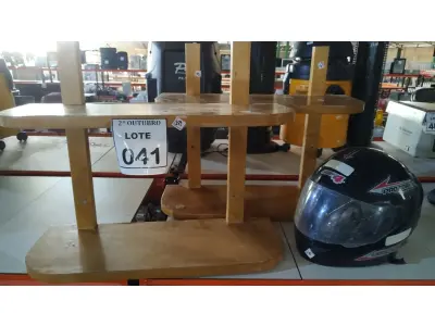 LOTE 041 - 02 PRATELEIRAS DE PAREDE EM MADEIRA E 01 CAPACETE DE MOTOCICLISTA. (NO ESTADO) ATENÇÃO! FAZER A VISITAÇÃO ANTES DE ARREMATAR, NÃO SABEMOS SE FUNCIONA, LEILÃO NÃO TEM GARANTIA E NEM DEVOLUÇÃO, SUJEITO A POSSÍVEIS AVARIAS VISÍVEIS/OCULTAS E/OU AUSÊNCIA DE COMPONENTES.