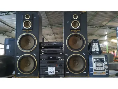 LOTE 026 - 02 APARELHOS TOCA VINIL MARCA SONY, 01 CP PLAYER MARCA SONY, 01 TOCA FITAS MARCA SONY, 01 MINI HI-FI SYSTEM MARCA TOSHIBA, 01 CAIXINHA DE SOM  MARCA MULTILASER E 02 CAIXAS DE SOM EM MADEIRA. (NO ESTADO) ATENÇÃO! FAZER A VISITAÇÃO ANTES DE ARREMATAR, NÃO SABEMOS SE FUNCIONA, LEILÃO NÃO TEM GARANTIA E NEM DEVOLUÇÃO, SUJEITO A POSSÍVEIS AVARIAS VISÍVEIS/OCULTAS E/OU AUSÊNCIA DE COMPONENTES.