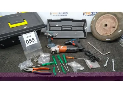 LOTE 055 - 01 CAIXA DE FERRAMENTAS COM 02 PARAFUSADEIRAS, 01 ESMERILHADEIRA, 01 ALICATE, 01 RODA DE CARRINHO DE MÃO E CHAVES E FERRAMENTAIS DIVERSAS. (NO ESTADO) ATENÇÃO! FAZER A VISITAÇÃO ANTES DE ARREMATAR, NÃO SABEMOS SE FUNCIONA, LEILÃO NÃO TEM GARANTIA E NEM DEVOLUÇÃO, SUJEITO A POSSÍVEIS AVARIAS VISÍVEIS/OCULTAS E/OU AUSÊNCIA DE COMPONENTES.