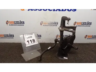 LOTE 118 - 01 MOEDOR DE GRÃOS MANUAL. (NO ESTADO) ATENÇÃO! FAZER A VISITAÇÃO ANTES DE ARREMATAR, NÃO SABEMOS SE FUNCIONA, LEILÃO NÃO TEM GARANTIA E NEM DEVOLUÇÃO, SUJEITO A POSSÍVEIS AVARIAS VISÍVEIS/OCULTAS E/OU AUSÊNCIA DE COMPONENTES.