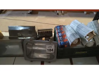 LOTE 184 - 04 REFLETORES E 01 CAIXA COM GRANDE QUANTIDADE DE LÂMPADAS DE MARCAS E MODELOS DIVERSOS. (NO ESTADO) ATENÇÃO! FAZER A VISITAÇÃO ANTES DE ARREMATAR, NÃO SABEMOS SE FUNCIONA, LEILÃO NÃO TEM GARANTIA E NEM DEVOLUÇÃO, SUJEITO A POSSÍVEIS AVARIAS VISÍVEIS/OCULTAS E/OU AUSÊNCIA DE COMPONENTES.