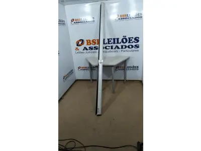 LOTE 005 - 01 TELA DE PROJEÇÃO RETRÁTIL. (NO ESTADO) ATENÇÃO! FAZER A VISITAÇÃO ANTES DE ARREMATAR, NÃO SABEMOS SE FUNCIONA, LEILÃO NÃO TEM GARANTIA E NEM DEVOLUÇÃO, SUJEITO A POSSÍVEIS AVARIAS VISÍVEIS/OCULTAS E/OU AUSÊNCIA DE COMPONENTES.