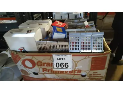 LOTE 066 - 01 LOTE COM GRANDE QUANTIDADE DE MÁSCARAS DESCARTÁVEIS, SUPORTES PARA CANETAS, COLAS BASTÃO E GRAMPOS. (NO ESTADO) ATENÇÃO! FAZER A VISITAÇÃO ANTES DE ARREMATAR, NÃO SABEMOS SE FUNCIONA, LEILÃO NÃO TEM GARANTIA E NEM DEVOLUÇÃO, SUJEITO A POSSÍVEIS AVARIAS VISÍVEIS/OCULTAS E/OU AUSÊNCIA DE COMPONENTES.