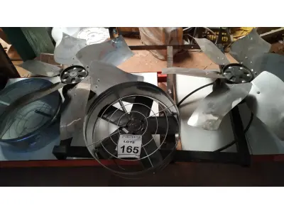 LOTE 165 - 01 EXAUSTOR E 02 HÉLICES COM BASE. (NO ESTADO) ATENÇÃO! FAZER A VISITAÇÃO ANTES DE ARREMATAR, NÃO SABEMOS SE FUNCIONA, LEILÃO NÃO TEM GARANTIA E NEM DEVOLUÇÃO, SUJEITO A POSSÍVEIS AVARIAS VISÍVEIS/OCULTAS E/OU AUSÊNCIA DE COMPONENTES.