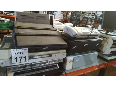 LOTE 171 - 02 APARELHOS DE DVD, 01 APARELHO BLU-RAY MARCA SONY, 01 MÁQUINA DE ESCREVER ELÉTRICA MODELO PRÁXIS 201-11 MARCA OLIVETTI, 01 RECEPTOR DE SINAL DE SATÉLITE, VÁRIAS BOBINAS DE IMPRESSORA DE ETIQUETA E 04 IMPRESSORAS DE MARCAS MODELOS DIVERSOS. (NO ESTADO) ATENÇÃO! FAZER A VISITAÇÃO ANTES DE ARREMATAR, NÃO SABEMOS SE FUNCIONA, LEILÃO NÃO TEM GARANTIA E NEM DEVOLUÇÃO, SUJEITO A POSSÍVEIS AVARIAS VISÍVEIS/OCULTAS E/OU AUSÊNCIA DE COMPONENTES.