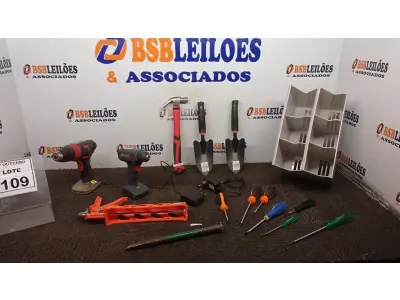 LOTE 109 - 01 CAIXA DE FERRAMENTAS COM 02 PARAFUSADEIRAS, MARTELO, APLICADOR DE SILICONE, CHAVES DE FENDA PHILPS E FERRAMENTAS DIVERSAS. (NO ESTADO) ATENÇÃO! FAZER A VISITAÇÃO ANTES DE ARREMATAR, NÃO SABEMOS SE FUNCIONA, LEILÃO NÃO TEM GARANTIA E NEM DEVOLUÇÃO, SUJEITO A POSSÍVEIS AVARIAS VISÍVEIS/OCULTAS E/OU AUSÊNCIA DE COMPONENTES.