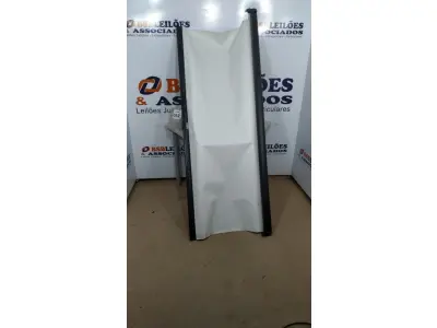 LOTE 052 - 01 TELA DE PROJEÇÃO RETRÁTIL. (NO ESTADO) ATENÇÃO! FAZER A VISITAÇÃO ANTES DE ARREMATAR, NÃO SABEMOS SE FUNCIONA, LEILÃO NÃO TEM GARANTIA E NEM DEVOLUÇÃO, SUJEITO A POSSÍVEIS AVARIAS VISÍVEIS/OCULTAS E/OU AUSÊNCIA DE COMPONENTES.