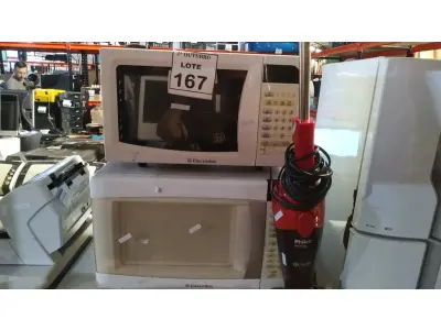 LOTE 167 - 02 MICRO-ONDAS MARCA ELECTROLUX E 01 ASPIRADOR DE PÓ MARCA PHILCO. (NO ESTADO) ATENÇÃO! FAZER A VISITAÇÃO ANTES DE ARREMATAR, NÃO SABEMOS SE FUNCIONA, LEILÃO NÃO TEM GARANTIA E NEM DEVOLUÇÃO, SUJEITO A POSSÍVEIS AVARIAS VISÍVEIS/OCULTAS E/OU AUSÊNCIA DE COMPONENTES.