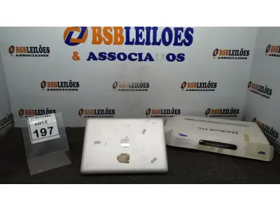 LOTE 197 - 01 MACBOOK PRO APPLE. (NO ESTADO) ATENÇÃO! FAZER A VISITAÇÃO ANTES DE ARREMATAR, NÃO SABEMOS SE FUNCIONA, LEILÃO NÃO TEM GARANTIA E NEM DEVOLUÇÃO, SUJEITO A POSSÍVEIS AVARIAS VISÍVEIS/OCULTAS E/OU AUSÊNCIA DE COMPONENTES.