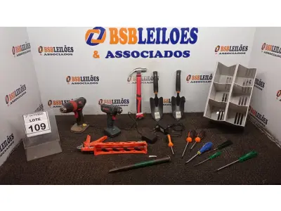 LOTE 109 - 01 CAIXA DE FERRAMENTAS COM 02 PARAFUSADEIRAS, MARTELO, APLICADOR DE SILICONE, CHAVES DE FENDA PHILPS E FERRAMENTAS DIVERSAS. (NO ESTADO) ATENÇÃO! FAZER A VISITAÇÃO ANTES DE ARREMATAR, NÃO SABEMOS SE FUNCIONA, LEILÃO NÃO TEM GARANTIA E NEM DEVOLUÇÃO, SUJEITO A POSSÍVEIS AVARIAS VISÍVEIS/OCULTAS E/OU AUSÊNCIA DE COMPONENTES.
