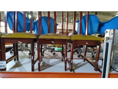 LOTE 001 - 04 CADEIRAS DE MADEIRA. (NO ESTADO) ATENÇÃO! FAZER A VISITAÇÃO ANTES DE ARREMATAR, NÃO SABEMOS SE FUNCIONA, LEILÃO NÃO TEM GARANTIA E NEM DEVOLUÇÃO, SUJEITO A POSSÍVEIS AVARIAS VISÍVEIS/OCULTAS E/OU AUSÊNCIA DE COMPONENTES.