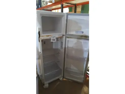 LOTE 166 - 01 GELADEIRA 220V MARCA ELECTROLUX. (NO ESTADO) ATENÇÃO! FAZER A VISITAÇÃO ANTES DE ARREMATAR, NÃO SABEMOS SE FUNCIONA, LEILÃO NÃO TEM GARANTIA E NEM DEVOLUÇÃO, SUJEITO A POSSÍVEIS AVARIAS VISÍVEIS/OCULTAS E/OU AUSÊNCIA DE COMPONENTES.