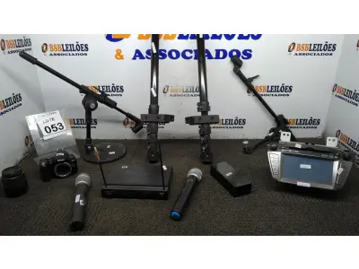 LOTE 053 - 01 MULTIMÍDIA AUTOMOTIVA, 01 CÂMERA FOTOGRÁFICA MODELO D3000 MARCA NIKON, 02 SUPORTES PARA MICROFONE INCOMPLETOS, 02 BASES DE SUPORTE, 02 MICROFONES E 01 RECEPTOR. (NO ESTADO) ATENÇÃO! FAZER A VISITAÇÃO ANTES DE ARREMATAR, NÃO SABEMOS SE FUNCIONA, LEILÃO NÃO TEM GARANTIA E NEM DEVOLUÇÃO, SUJEITO A POSSÍVEIS AVARIAS VISÍVEIS/OCULTAS E/OU AUSÊNCIA DE COMPONENTES.