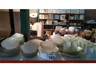 LOTE 163 - 01 LOTE COM VÁRIAS CÚPULAS DE VIDRO FOSCO E ARANDELAS PARA LUMINÁRIAS. (NO ESTADO) ATENÇÃO! FAZER A VISITAÇÃO ANTES DE ARREMATAR, NÃO SABEMOS SE FUNCIONA, LEILÃO NÃO TEM GARANTIA E NEM DEVOLUÇÃO, SUJEITO A POSSÍVEIS AVARIAS VISÍVEIS/OCULTAS E/OU AUSÊNCIA DE COMPONENTES.