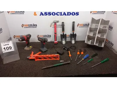 LOTE 109 - 01 CAIXA DE FERRAMENTAS COM 02 PARAFUSADEIRAS, MARTELO, APLICADOR DE SILICONE, CHAVES DE FENDA PHILPS E FERRAMENTAS DIVERSAS. (NO ESTADO) ATENÇÃO! FAZER A VISITAÇÃO ANTES DE ARREMATAR, NÃO SABEMOS SE FUNCIONA, LEILÃO NÃO TEM GARANTIA E NEM DEVOLUÇÃO, SUJEITO A POSSÍVEIS AVARIAS VISÍVEIS/OCULTAS E/OU AUSÊNCIA DE COMPONENTES.