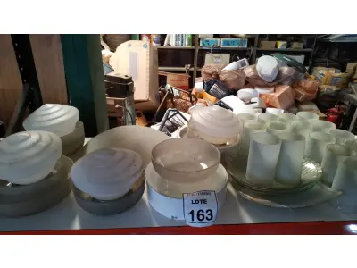 LOTE 163 - 01 LOTE COM VÁRIAS CÚPULAS DE VIDRO FOSCO E ARANDELAS PARA LUMINÁRIAS. (NO ESTADO) ATENÇÃO! FAZER A VISITAÇÃO ANTES DE ARREMATAR, NÃO SABEMOS SE FUNCIONA, LEILÃO NÃO TEM GARANTIA E NEM DEVOLUÇÃO, SUJEITO A POSSÍVEIS AVARIAS VISÍVEIS/OCULTAS E/OU AUSÊNCIA DE COMPONENTES.