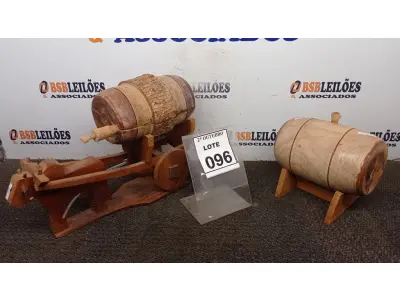 LOTE 096 - 01 CARRINHO DE BOI EM MADEIRA E 02 CAROTE DE CACHAÇA. (NO ESTADO) ATENÇÃO! FAZER A VISITAÇÃO ANTES DE ARREMATAR, NÃO SABEMOS SE FUNCIONA, LEILÃO NÃO TEM GARANTIA E NEM DEVOLUÇÃO, SUJEITO A POSSÍVEIS AVARIAS VISÍVEIS/OCULTAS E/OU AUSÊNCIA DE COMPONENTES.