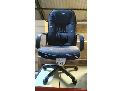 LOTE 078 - 01 CADEIRA DE ESCRITÓRIO COM RODINHAS. (NO ESTADO) ATENÇÃO! FAZER A VISITAÇÃO ANTES DE ARREMATAR, NÃO SABEMOS SE FUNCIONA, LEILÃO NÃO TEM GARANTIA E NEM DEVOLUÇÃO, SUJEITO A POSSÍVEIS AVARIAS VISÍVEIS/OCULTAS E/OU AUSÊNCIA DE COMPONENTES.
