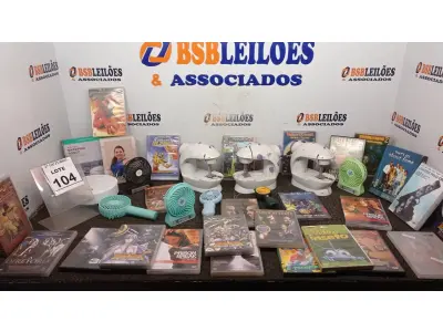 LOTE 104 - 03 MÁQUINAS DE COSTURA A PILHA, VÁRIOS VENTILADORES DE MÃO, 01 ASPIRADOR ROBÔ E GRANDE QUANTIDADE DE DE DVD. (NO ESTADO) ATENÇÃO! FAZER A VISITAÇÃO ANTES DE ARREMATAR, NÃO SABEMOS SE FUNCIONA, LEILÃO NÃO TEM GARANTIA E NEM DEVOLUÇÃO, SUJEITO A POSSÍVEIS AVARIAS VISÍVEIS/OCULTAS E/OU AUSÊNCIA DE COMPONENTES.