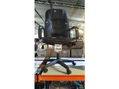 LOTE 059 - 01 CADEIRA DE ESCRITÓRIO. (NO ESTADO) ATENÇÃO! FAZER A VISITAÇÃO ANTES DE ARREMATAR, NÃO SABEMOS SE FUNCIONA, LEILÃO NÃO TEM GARANTIA E NEM DEVOLUÇÃO, SUJEITO A POSSÍVEIS AVARIAS VISÍVEIS/OCULTAS E/OU AUSÊNCIA DE COMPONENTES.