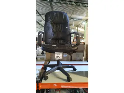 LOTE 059 - 01 CADEIRA DE ESCRITÓRIO. (NO ESTADO) ATENÇÃO! FAZER A VISITAÇÃO ANTES DE ARREMATAR, NÃO SABEMOS SE FUNCIONA, LEILÃO NÃO TEM GARANTIA E NEM DEVOLUÇÃO, SUJEITO A POSSÍVEIS AVARIAS VISÍVEIS/OCULTAS E/OU AUSÊNCIA DE COMPONENTES.