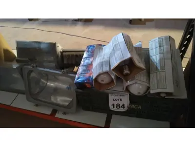 LOTE 184 - 04 REFLETORES E 01 CAIXA COM GRANDE QUANTIDADE DE LÂMPADAS DE MARCAS E MODELOS DIVERSOS. (NO ESTADO) ATENÇÃO! FAZER A VISITAÇÃO ANTES DE ARREMATAR, NÃO SABEMOS SE FUNCIONA, LEILÃO NÃO TEM GARANTIA E NEM DEVOLUÇÃO, SUJEITO A POSSÍVEIS AVARIAS VISÍVEIS/OCULTAS E/OU AUSÊNCIA DE COMPONENTES.
