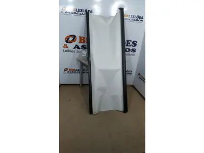 LOTE 052 - 01 TELA DE PROJEÇÃO RETRÁTIL. (NO ESTADO) ATENÇÃO! FAZER A VISITAÇÃO ANTES DE ARREMATAR, NÃO SABEMOS SE FUNCIONA, LEILÃO NÃO TEM GARANTIA E NEM DEVOLUÇÃO, SUJEITO A POSSÍVEIS AVARIAS VISÍVEIS/OCULTAS E/OU AUSÊNCIA DE COMPONENTES.