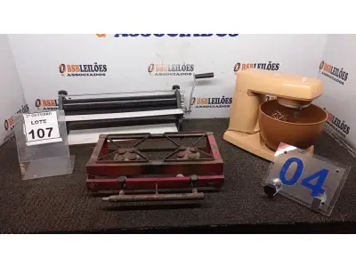 LOTE 107 - 01 BATEDEIRA, 01 CILINDRO DE MASSAS E 01 MINI FOGÃO. (NO ESTADO) ATENÇÃO! FAZER A VISITAÇÃO ANTES DE ARREMATAR, NÃO SABEMOS SE FUNCIONA, LEILÃO NÃO TEM GARANTIA E NEM DEVOLUÇÃO, SUJEITO A POSSÍVEIS AVARIAS VISÍVEIS/OCULTAS E/OU AUSÊNCIA DE COMPONENTES.