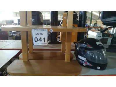 LOTE 041 - 02 PRATELEIRAS DE PAREDE EM MADEIRA E 01 CAPACETE DE MOTOCICLISTA. (NO ESTADO) ATENÇÃO! FAZER A VISITAÇÃO ANTES DE ARREMATAR, NÃO SABEMOS SE FUNCIONA, LEILÃO NÃO TEM GARANTIA E NEM DEVOLUÇÃO, SUJEITO A POSSÍVEIS AVARIAS VISÍVEIS/OCULTAS E/OU AUSÊNCIA DE COMPONENTES.
