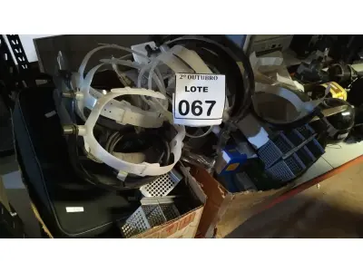 LOTE 067 - 01 LOTE COM GRANDE QUANTIDADE DE MÁSCARAS DESCARTÁVEIS, SUPORTES PARA CANETAS, PROTETORES FACIAIS, GRAMPOS E PERIFÉRICOS DIVERSOS. (NO ESTADO) ATENÇÃO! FAZER A VISITAÇÃO ANTES DE ARREMATAR, NÃO SABEMOS SE FUNCIONA, LEILÃO NÃO TEM GARANTIA E NEM DEVOLUÇÃO, SUJEITO A POSSÍVEIS AVARIAS VISÍVEIS/OCULTAS E/OU AUSÊNCIA DE COMPONENTES.
